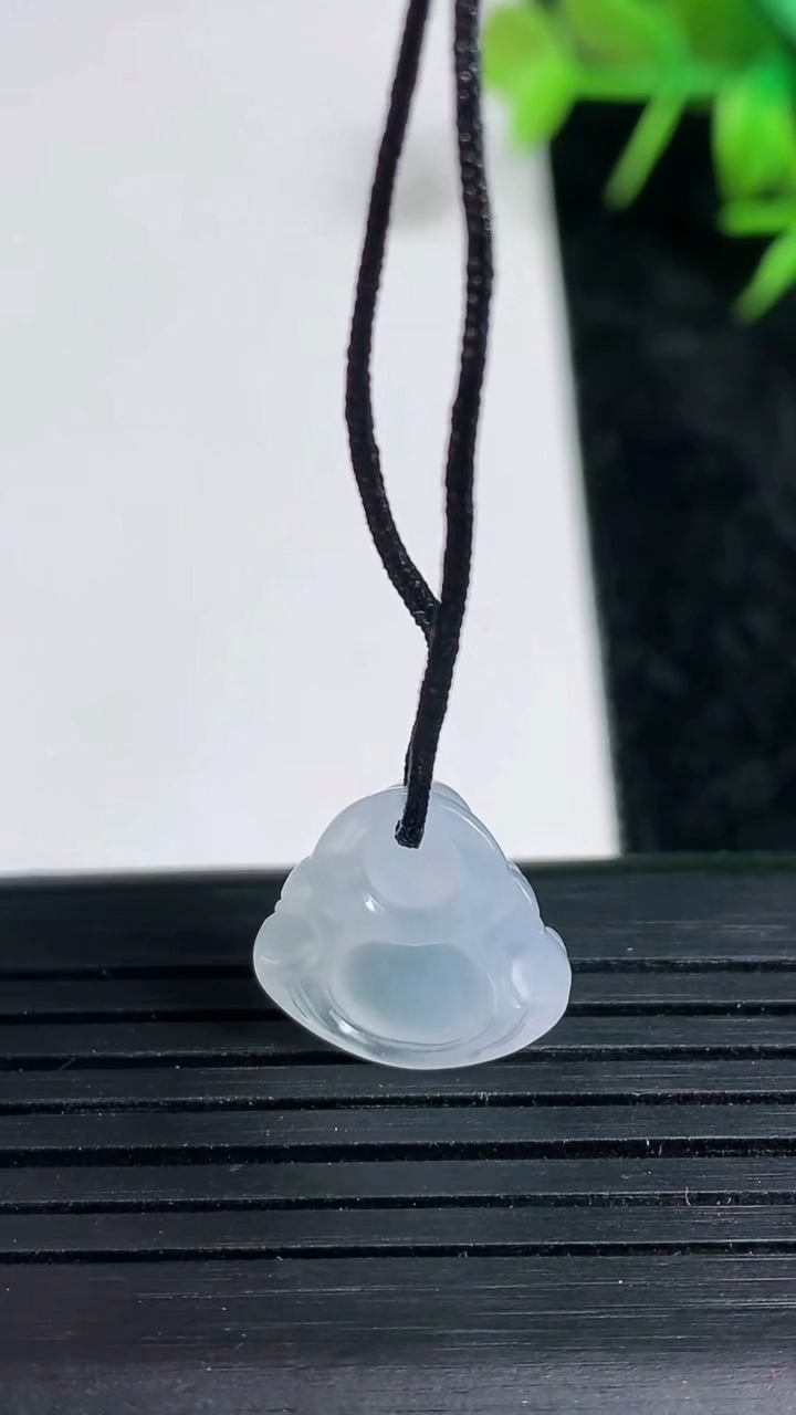 天然A货翡翠佛公吊坠尺寸13.6-14.2-5.8重量:1.66g
3月23日