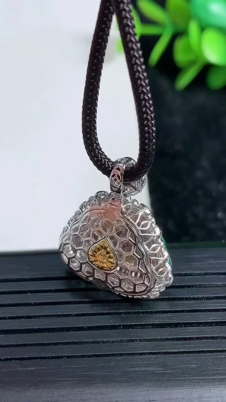 天然A货翡翠佛公吊坠尺寸23.6-21.2-9.5裸石12.3-17.8重量:4.37g
3月23日