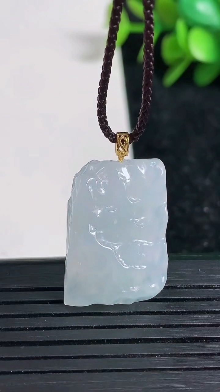 天然A货翡翠原石吊坠尺寸23.7-16.3-6.3重量:4.71g
3月23日