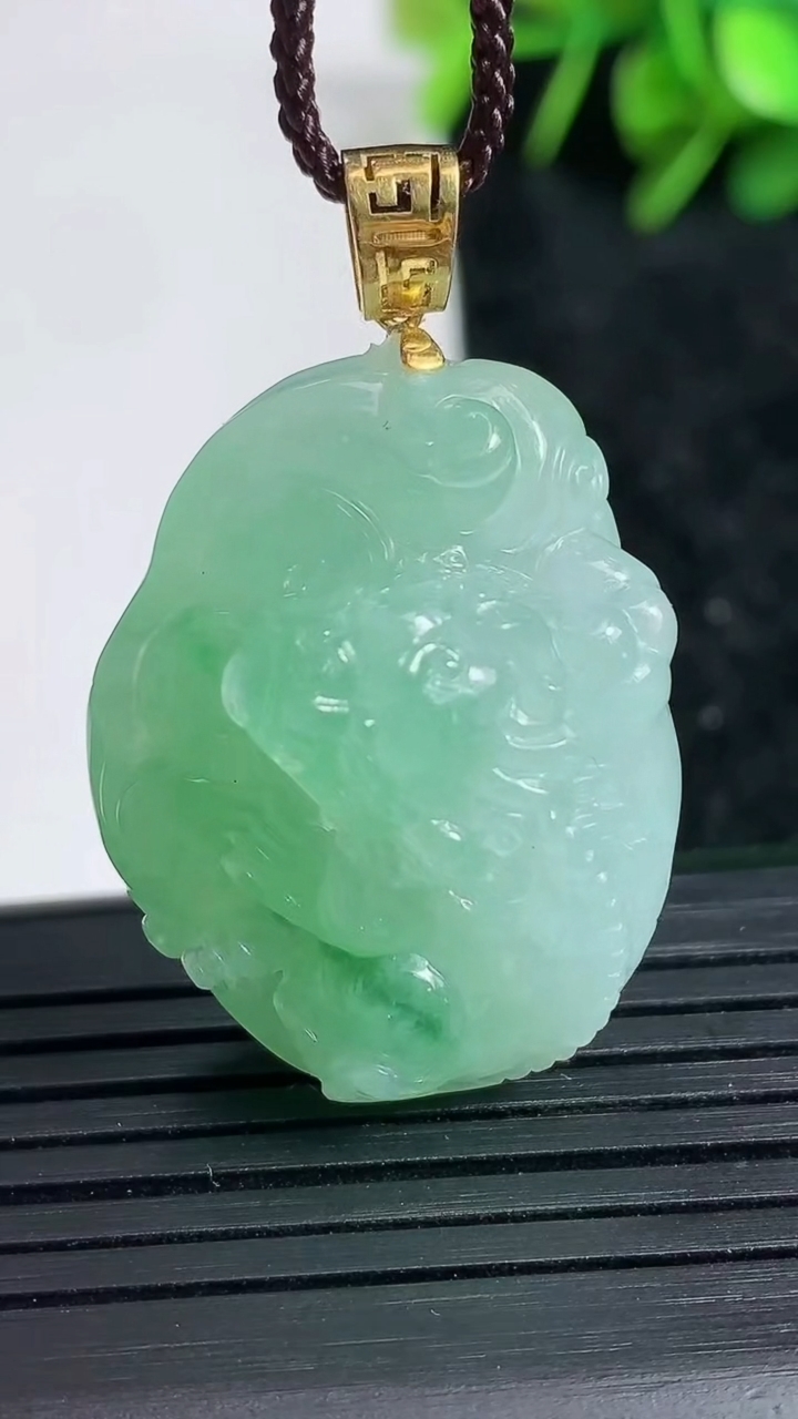 天然A货翡翠金蟾吊坠尺寸31.6-23.9-14.4重量:15.01g
3月23日