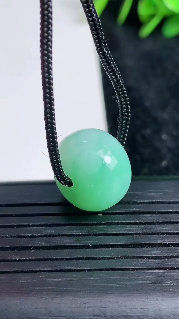 天然A货翡翠路路通吊坠尺寸16.1-11.9重量:6.28g
3月23日