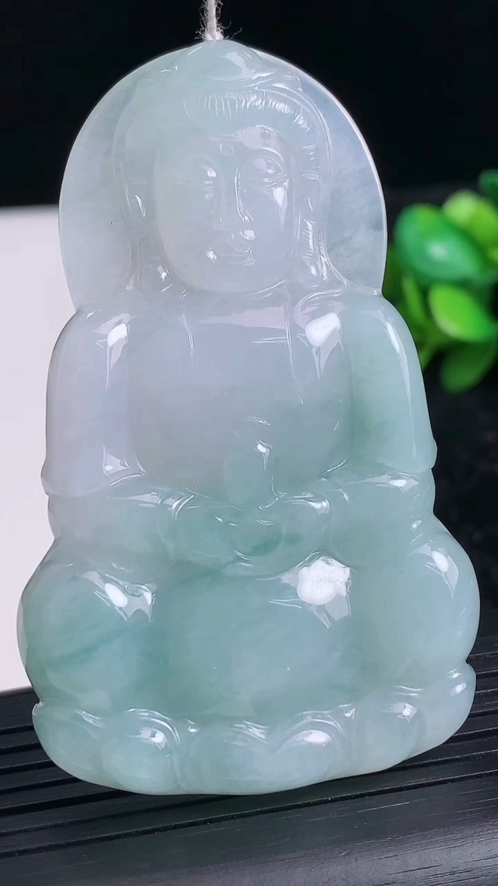 天然A货翡翠观音菩萨吊坠尺寸66.8-41.3-5.4重量:29.49g
3月23日