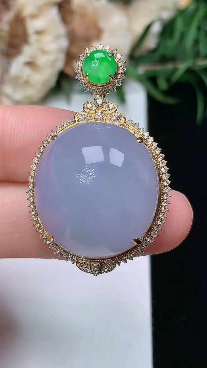 天然A货翡翠紫罗兰蛋面吊坠，尺寸36.3-22.8-13.8，裸石21-19，重量:9.85g
3月23日