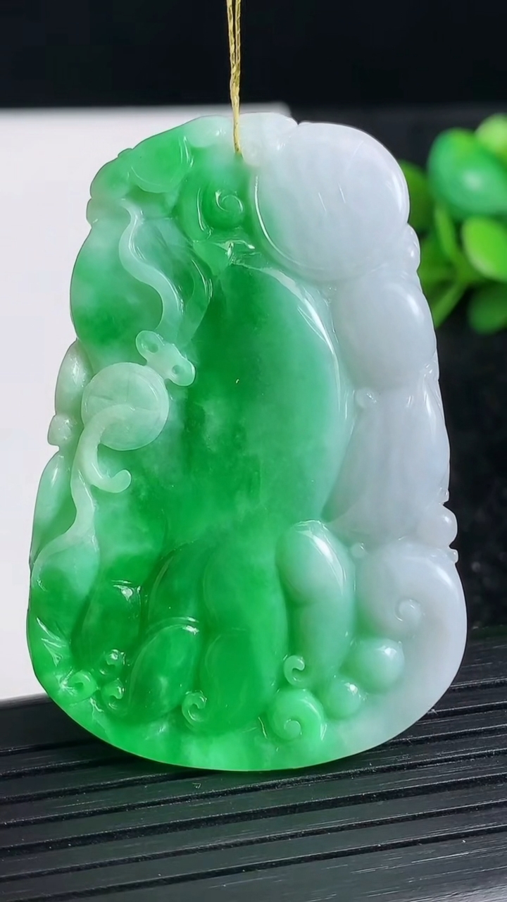 天然A货翡翠佛手瓜吊坠尺寸55.6-36.9-6.5重量:27.88g
3月23日