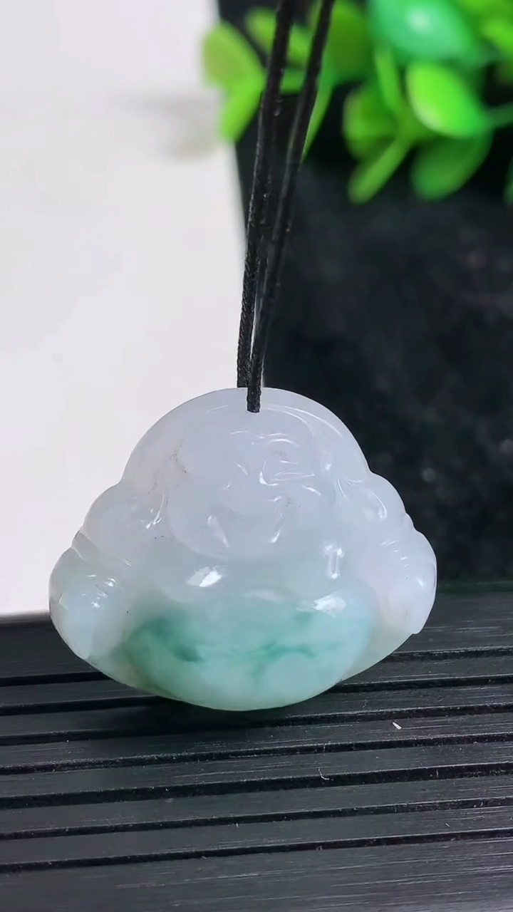 天然A货翡翠飘花佛公吊坠尺寸23-27.5-7.7重量:7.37g
3月23日