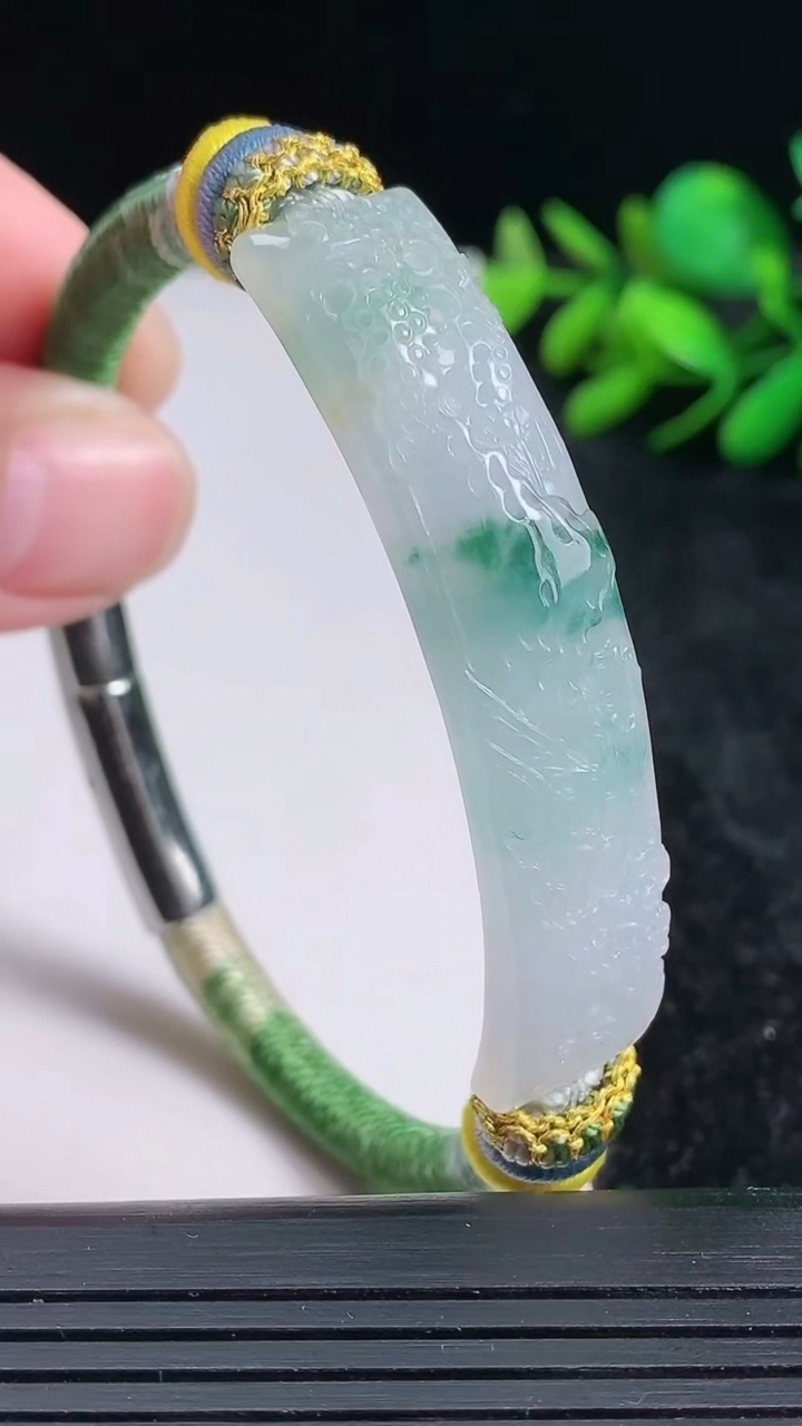 天然A货翡翠手牌尺寸54.1-11.6-5.6重量:19.05g
3月23日