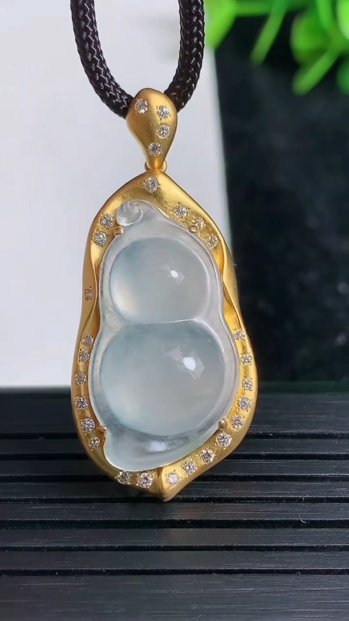 天然A货翡翠种白冰福豆吊坠尺寸39.8-17.8-9.4裸石25.4-14.1重量:4.92g
3月23日