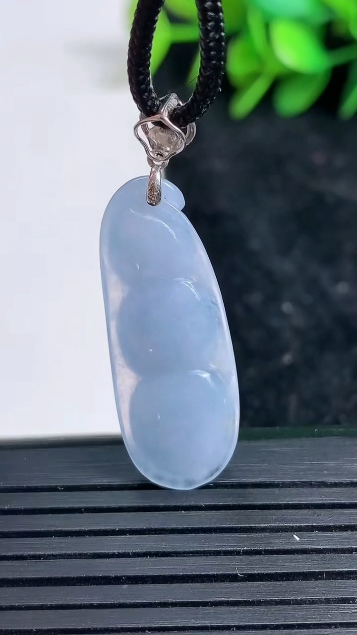 天然A货翡翠18K金紫罗兰福豆吊坠尺寸32-11.9-4.9重量:3.27g
3月23日