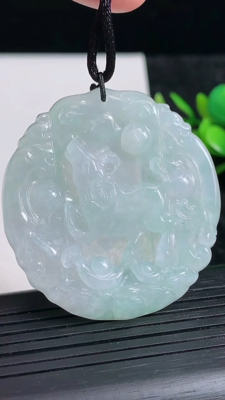 天然A货翡翠生肖牛吊坠尺寸48.5-44.7-5.9重量:23.44g
3月23日