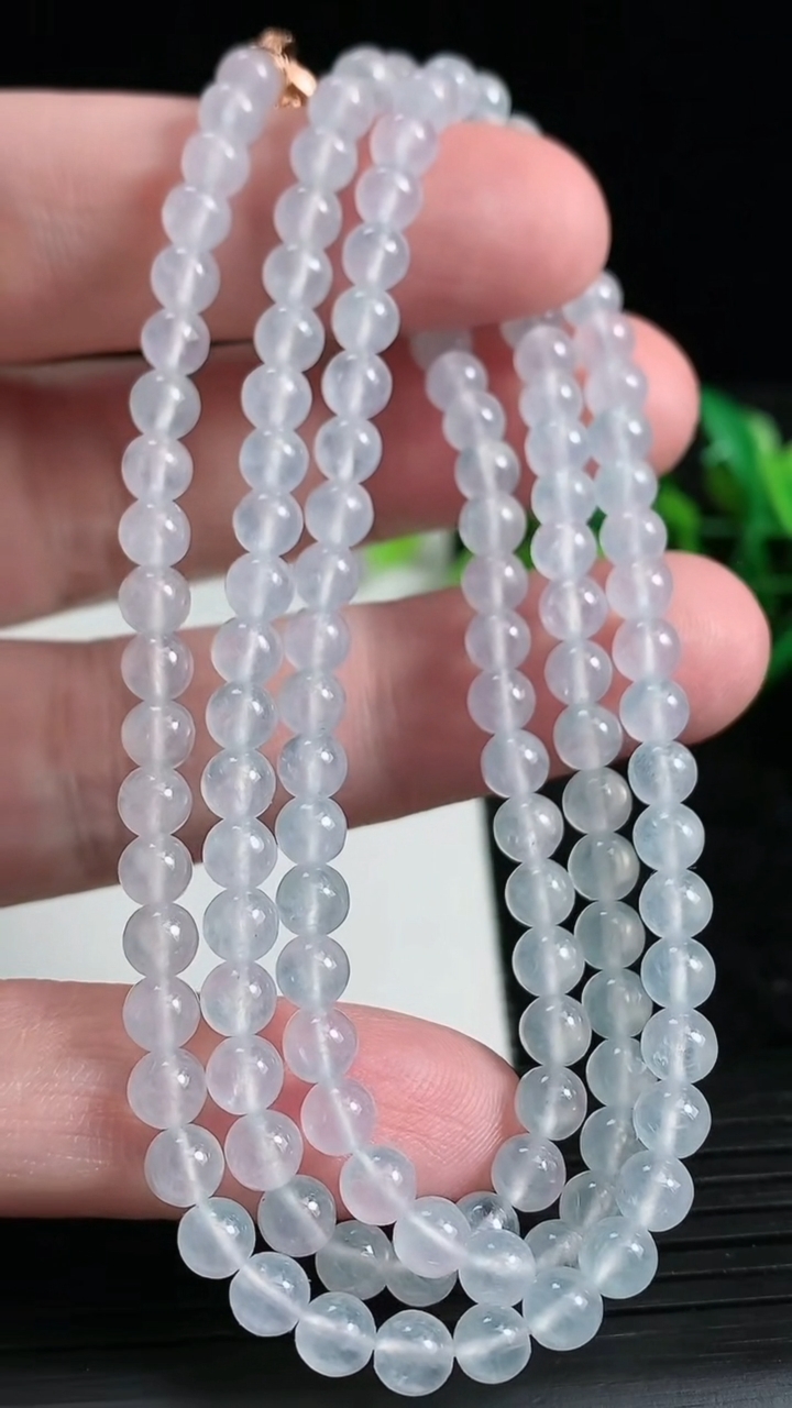 天然A货翡翠种白冰圆珠项链尺寸4.6-128颗重量:23.88g3月23日
工厂直销收藏佳品,种好水足，色泽均匀，有种有色，上手高大气！