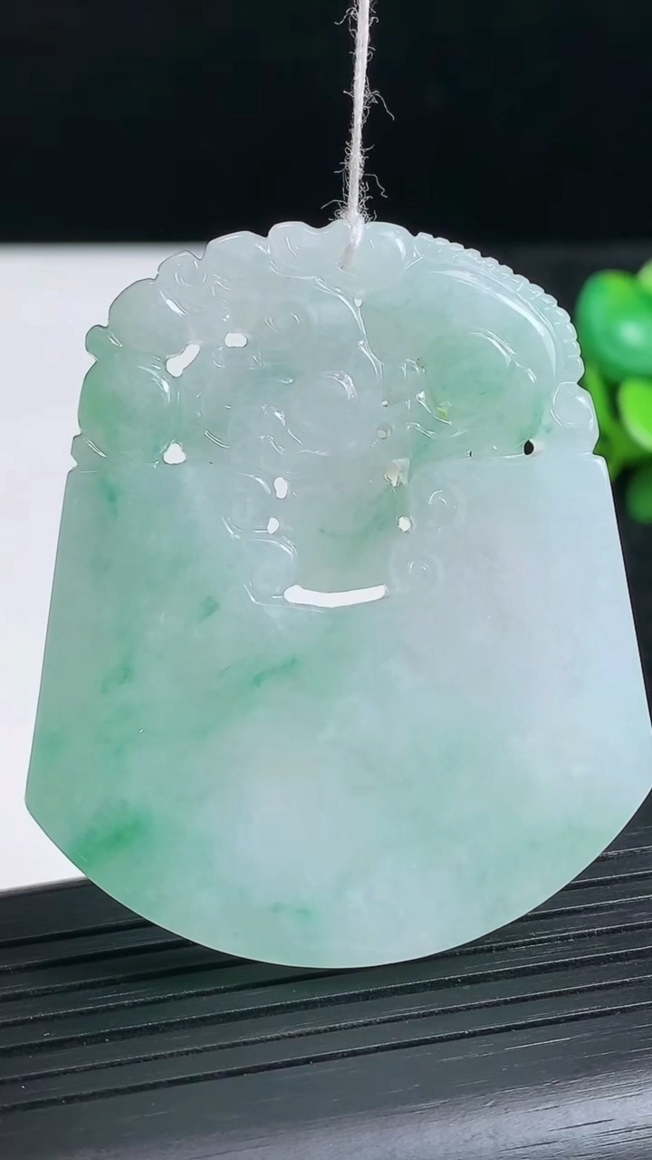 天然A货翡翠貔貅吊坠尺寸51.7-44.1-6.1重量:34.24g
3月23日