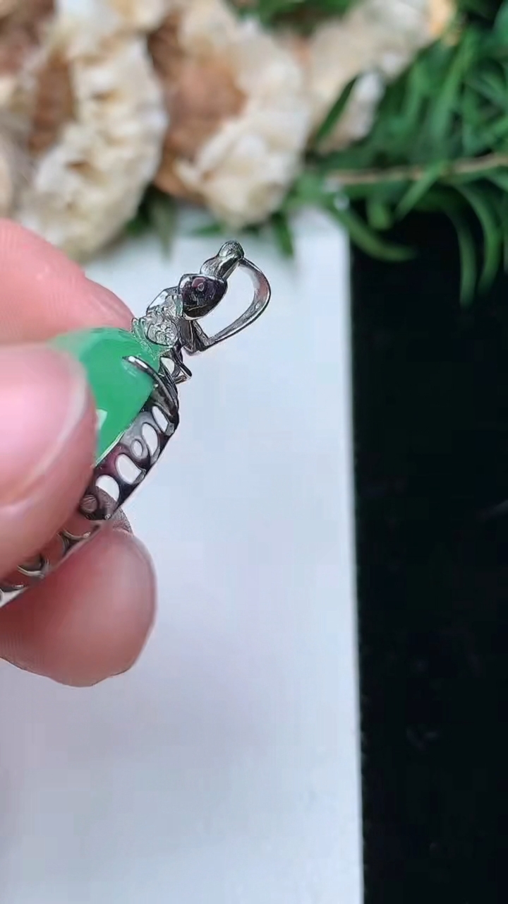 天然A货翡翠平安扣吊坠，尺寸25.8-7.7，重量:10.49g
3月23日