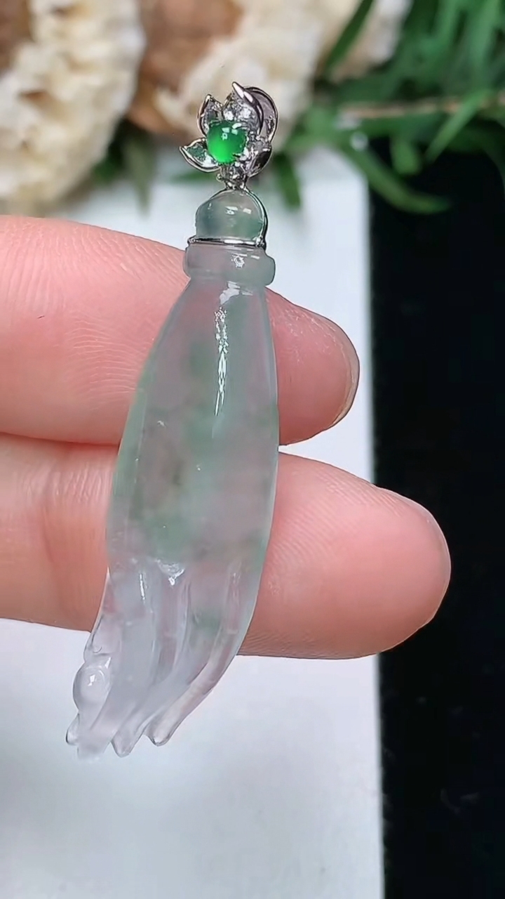 天然A货翡翠掌上明珠吊坠，尺寸33-9.6-5，重量:3.10g
3月23日