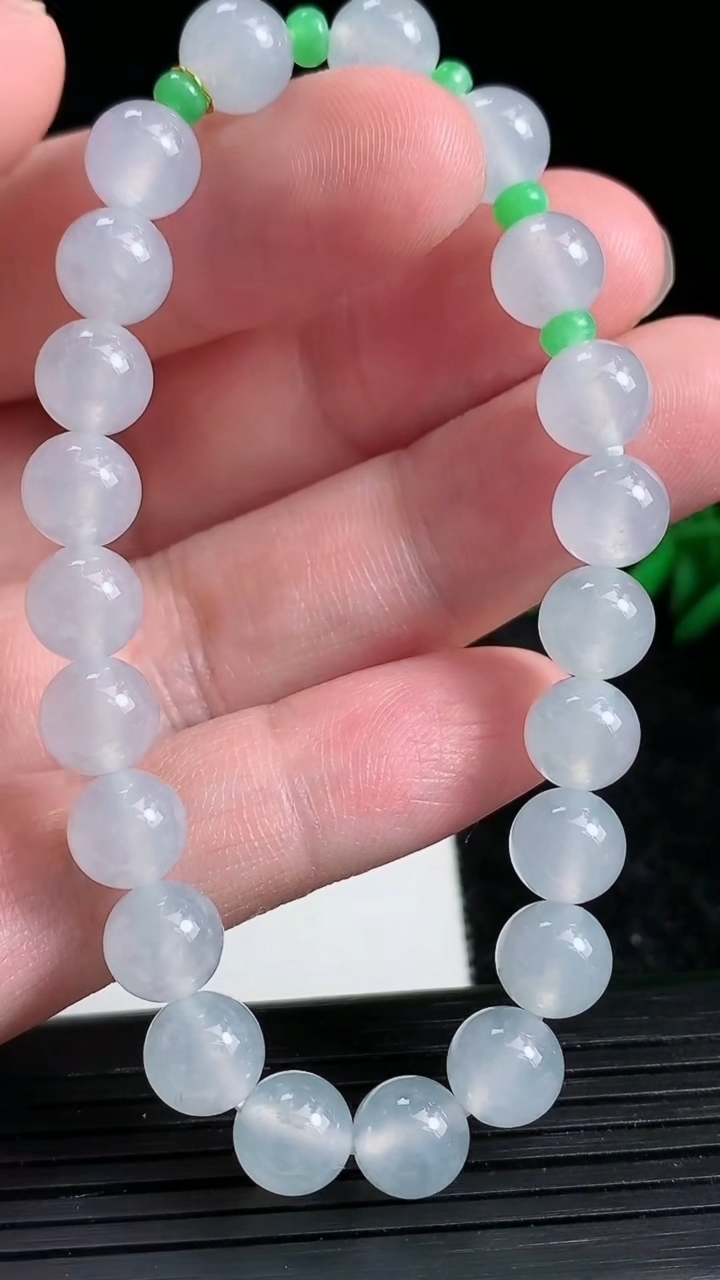 天然A货翡翠种白冰圆珠手串尺寸7.9-22颗重量:19.50g3月23日
工厂直销收藏佳品,种好水足，色泽均匀，有种有色，上手高大气！