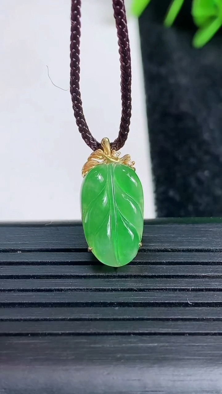 天然A货翡翠金枝玉叶 叶子吊坠尺寸19.8-9.7-5重量:1.48g
3月23日