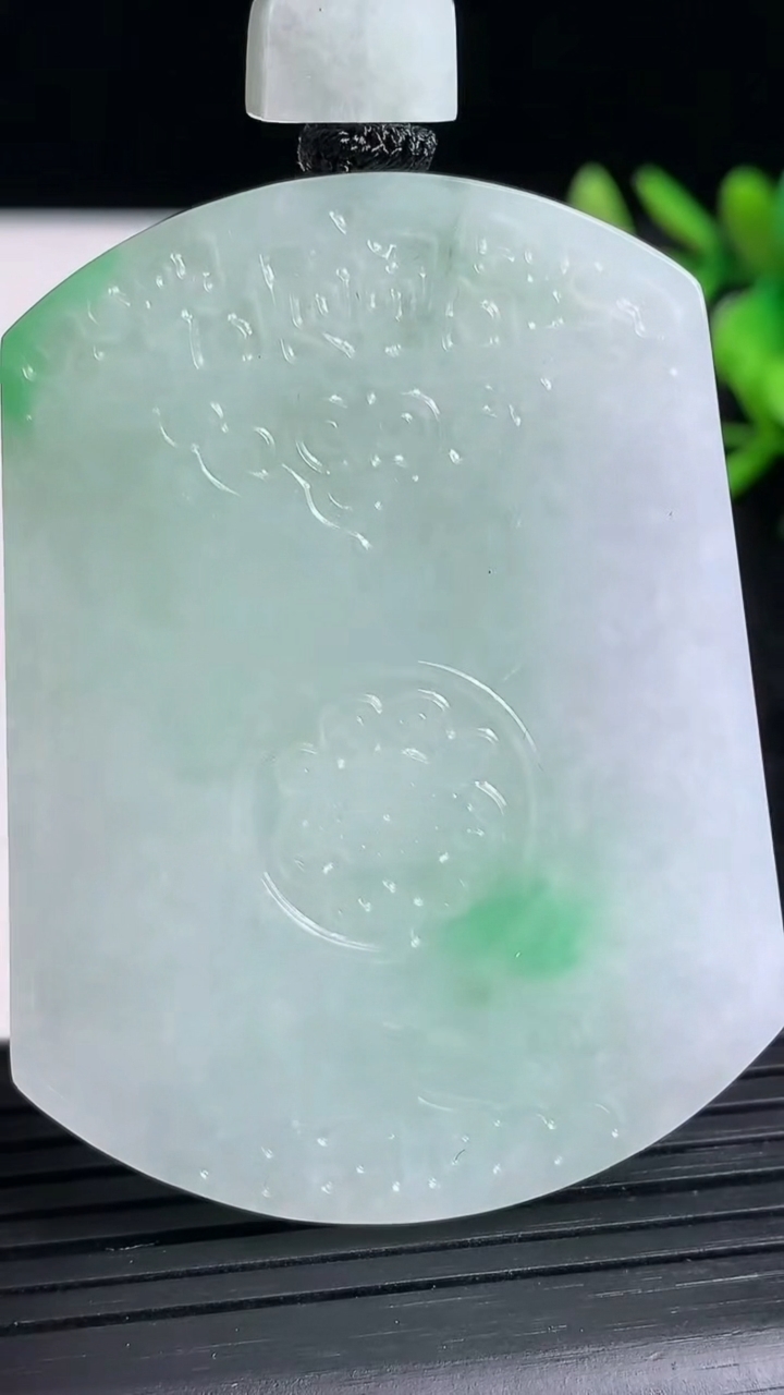 天然A货翡翠仿古无事牌吊坠尺寸55.4-42.1-5.8重量:42.95g
3月23日