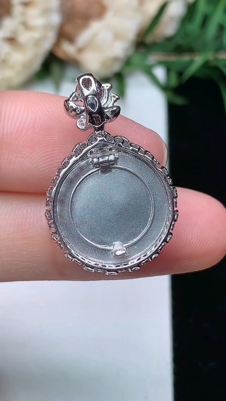 天然A货翡翠白冰平安扣吊坠，尺寸25.4-16.7-7.5，裸石13.7，重量:3.40g
3月23日