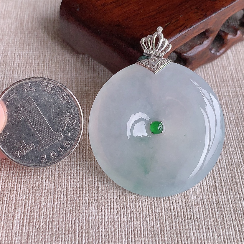 天然A货翡翠18K金镶嵌飘花大件平安扣吊坠 
尺寸46.5-37.4-6.3mm 重量19.60g 0322