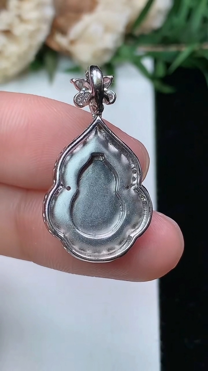 天然A货翡翠葫芦吊坠，尺寸27-15-7.7，裸石12-8.2，重量:3.59g
3月23日