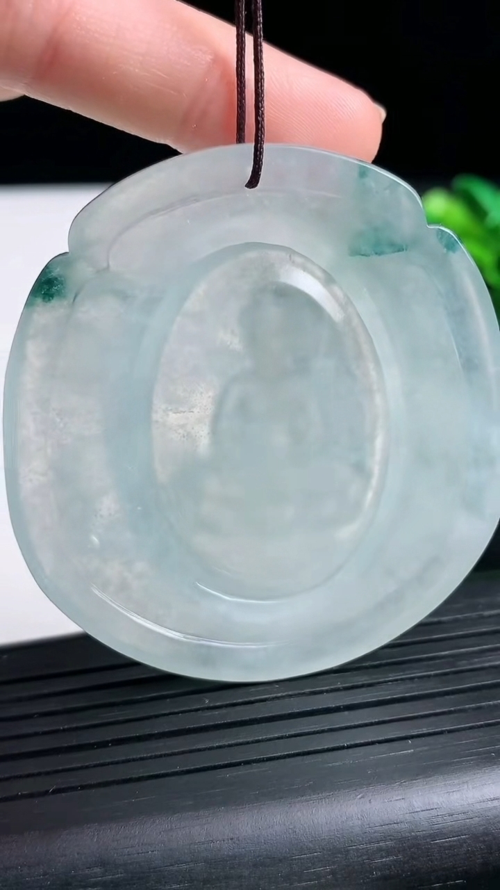 天然A货翡翠冰种飘花大日如来吊坠尺寸56.7-52.4-6.6重量:19.18g
3月23日