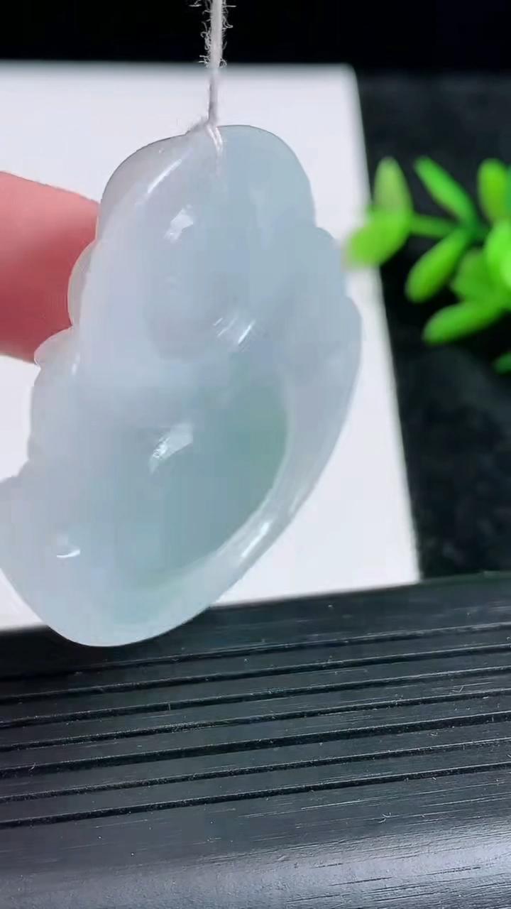 天然A货翡翠佛公吊坠尺寸41.8-43.4-9.3重量:25.54g
3月23日