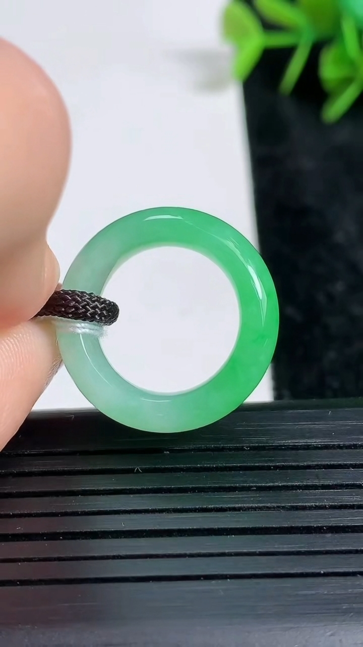 天然A货翡翠指环戒指尺寸15.1-6-3.7重量:3.85g2026年3月23日
工厂直销收藏佳品,种好水足，色泽均匀，有种有色，上手高大气！