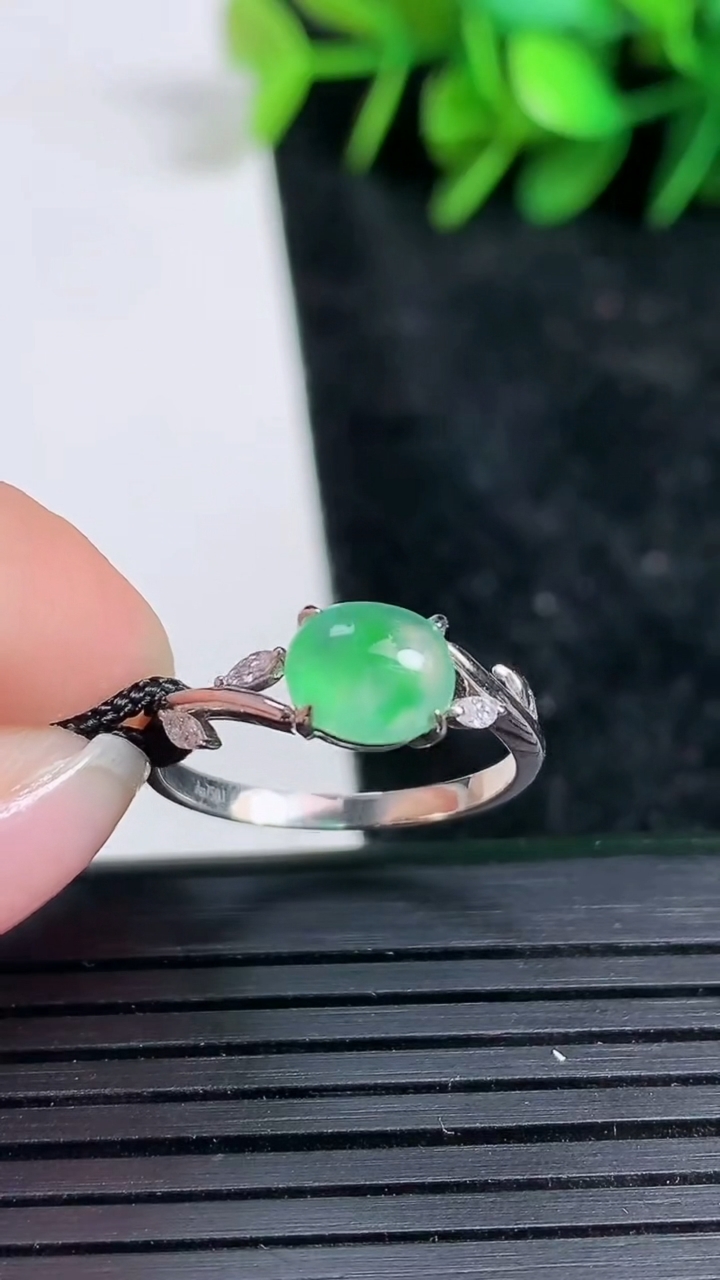 天然A货翡翠蛋面戒指尺寸18-7.3-6.5重量:2.31g2026年3月23日
工厂直销收藏佳品,种好水足，色泽均匀，有种有色，上手高大气！