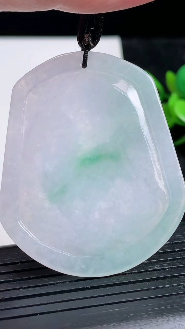 天然A货翡翠生肖马吊坠尺寸51.8-43.8-4.6重量:22.79g
3月23日