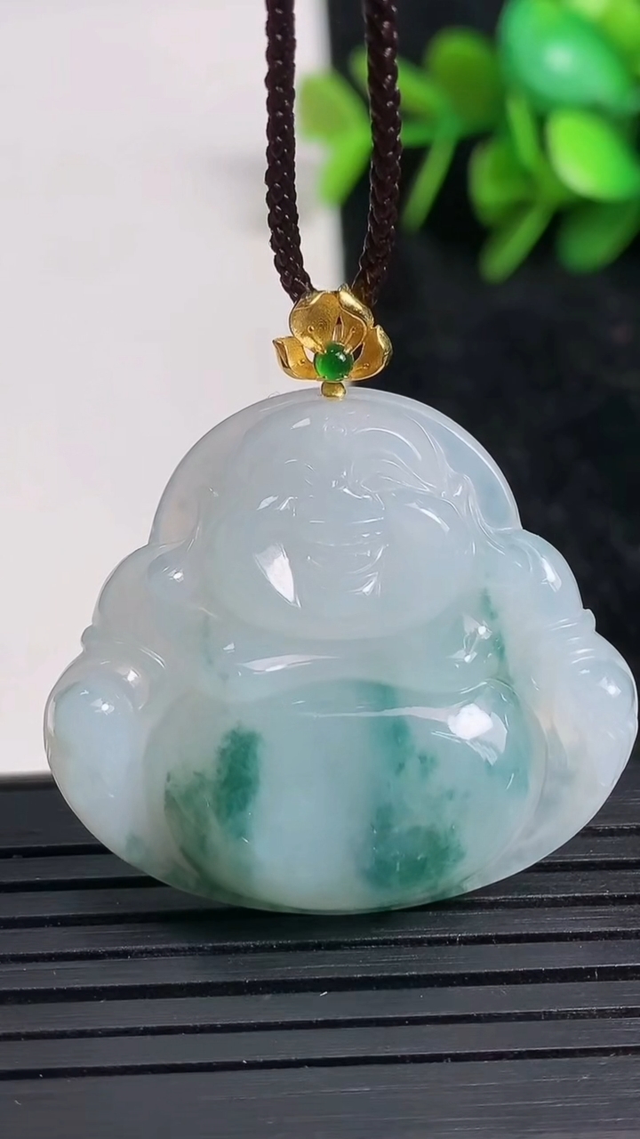 天然A货翡翠18K金飘花佛公吊坠尺寸31.4-34.3-6.2重量:9.93g
3月23日