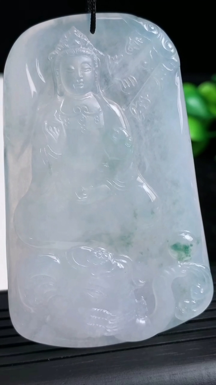 天然A货翡翠种飘花普贤菩萨吊坠尺寸69.9-44.7-5重量:38.75g
3月23日