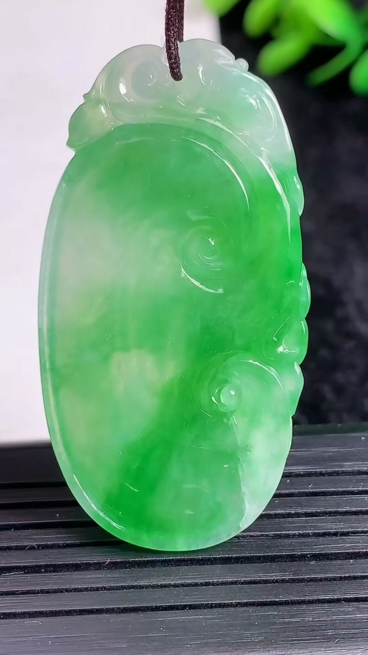 天然A货翡翠如意吊坠尺寸47.1-24.9-4.8重量:12.42g
3月23日