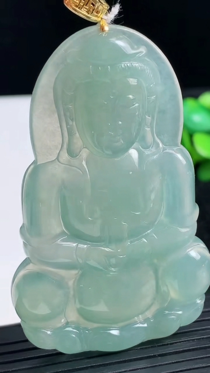 天然A货翡翠观音菩萨吊坠尺寸65-41.1-5.7重量:28.54g
3月23日