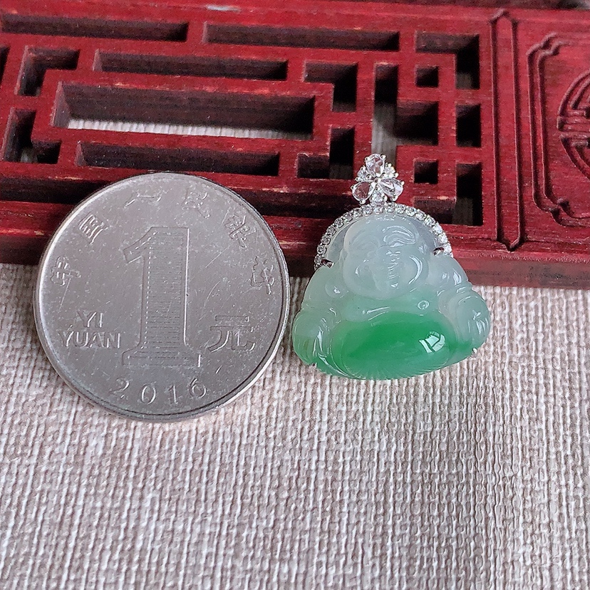 天然A货翡翠18K金伴钻镶嵌飘绿佛公吊坠  
尺寸21.8-16-19.2-7.6mm 重量3.65g 0322