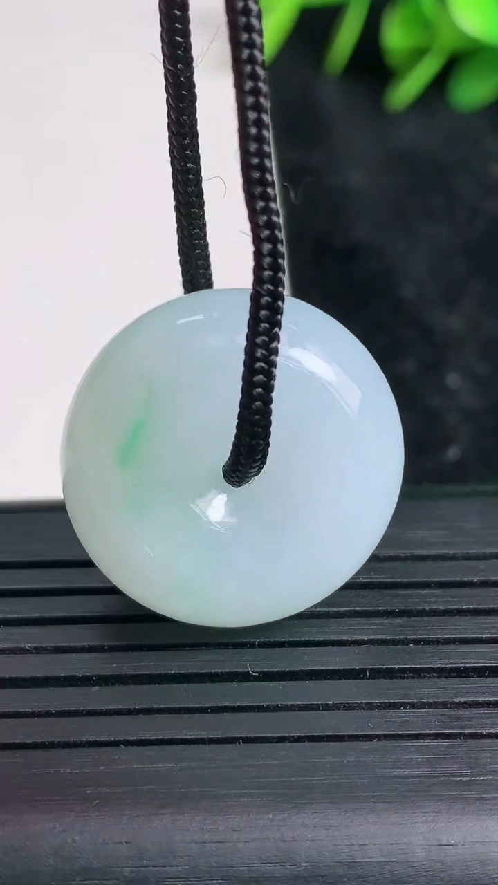 天然A货翡翠平安扣吊坠尺寸23.5-11重量:12.71g
3月23日