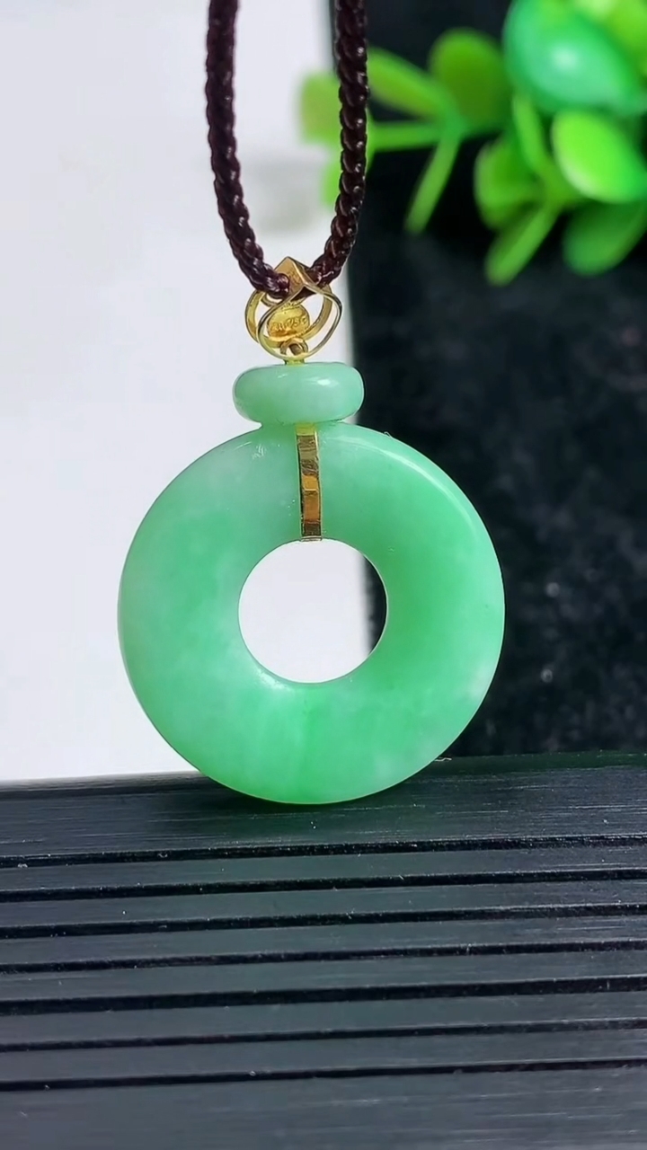 天然A货翡翠平安环吊坠尺寸23.5-3.7重量:4.58g
3月23日