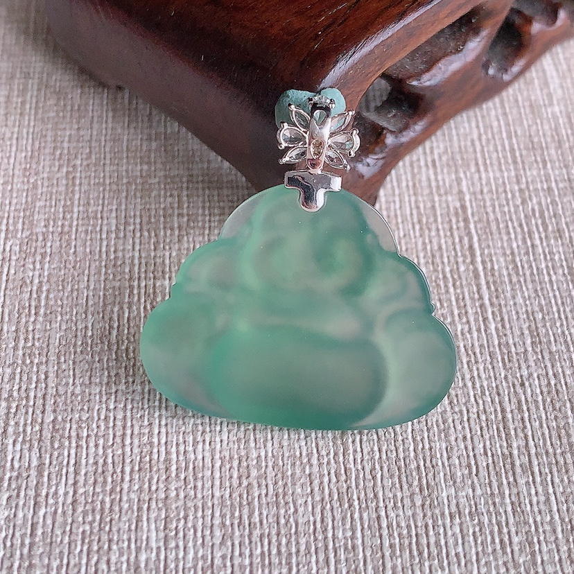 天然A货翡翠18K金伴钻镶嵌晴水一刀切佛公吊坠 
尺寸31.5-23-30-5.3mm 重量6.58