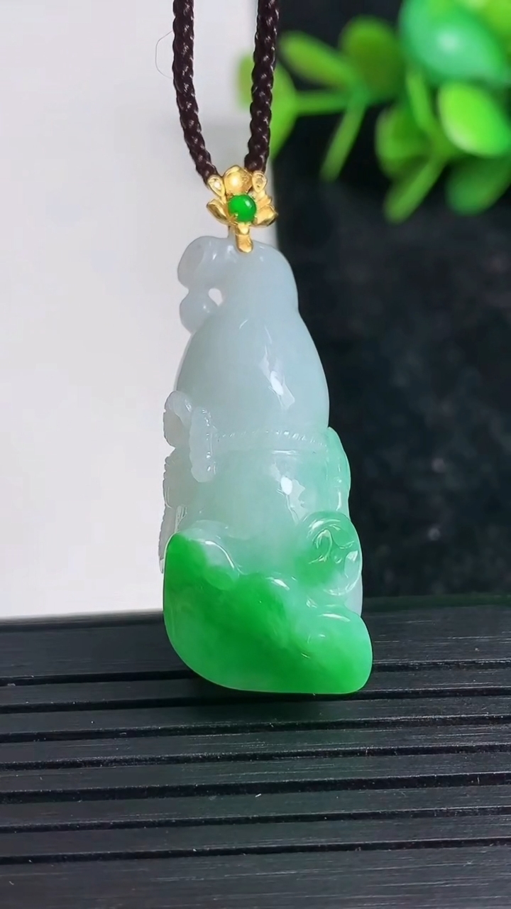 天然A货翡翠葫芦吊坠尺寸36.3-14.6-12.1重量:11.12g
3月23日
