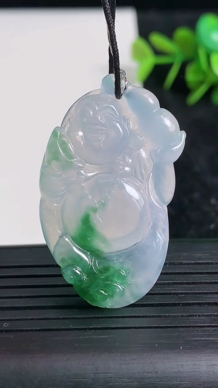 天然A货翡翠冰种飘花逍遥佛吊坠尺寸40.8-23.8-5.2重量:10.27g
3月23日