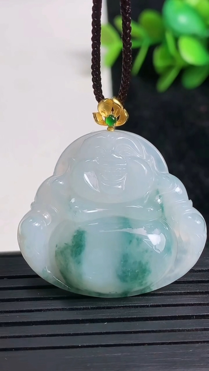 天然A货翡翠18K金飘花佛公吊坠尺寸31.4-34.3-6.2重量:9.93g
3月23日