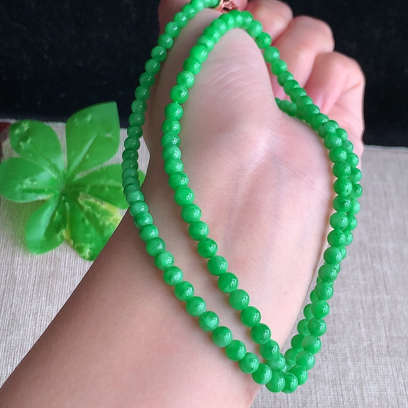 天然A货翡翠满绿圆珠项链毛衣链125颗 
尺寸4.4mm 重量23.33g 0322