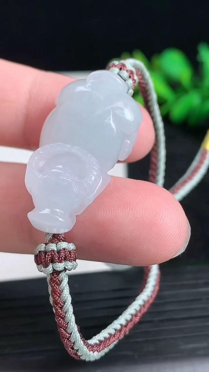 天然A货翡翠生肖牛手绳尺寸31.7-16.8-9.4重量:12.88g
3月23日