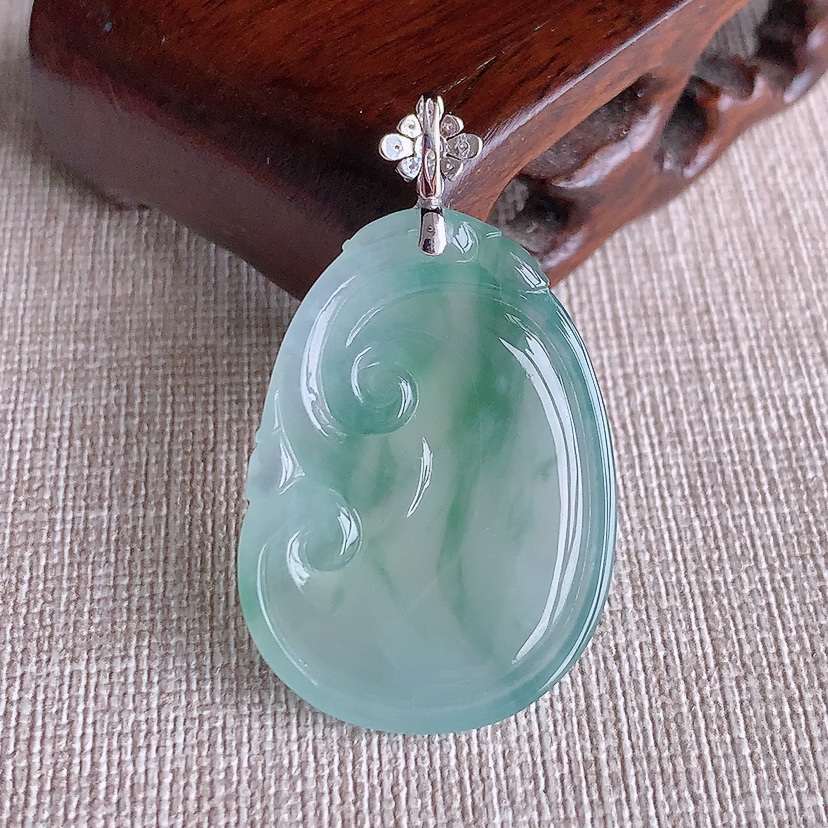 天然A货翡翠18K金镶嵌飘花如意吊坠 
尺寸42.2-34.6-25-6mm 重量10.68g 03