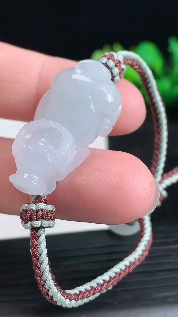 天然A货翡翠生肖牛手绳尺寸31.7-16.8-9.4重量:12.88g
3月23日