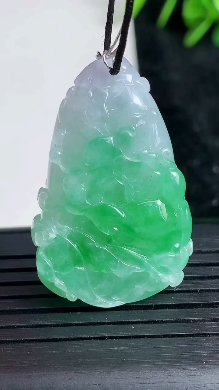 天然A货翡翠白菜吊坠尺寸36.6-23.7-11.4重量:15.28g
3月23日