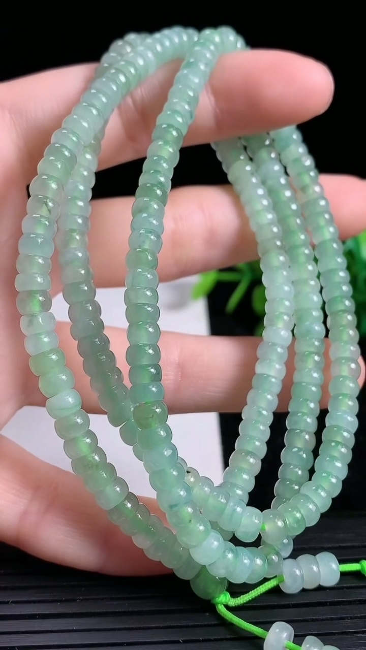 天然A货翡翠算盘珠项链尺寸5-2.8重量:34.54g
3月23日