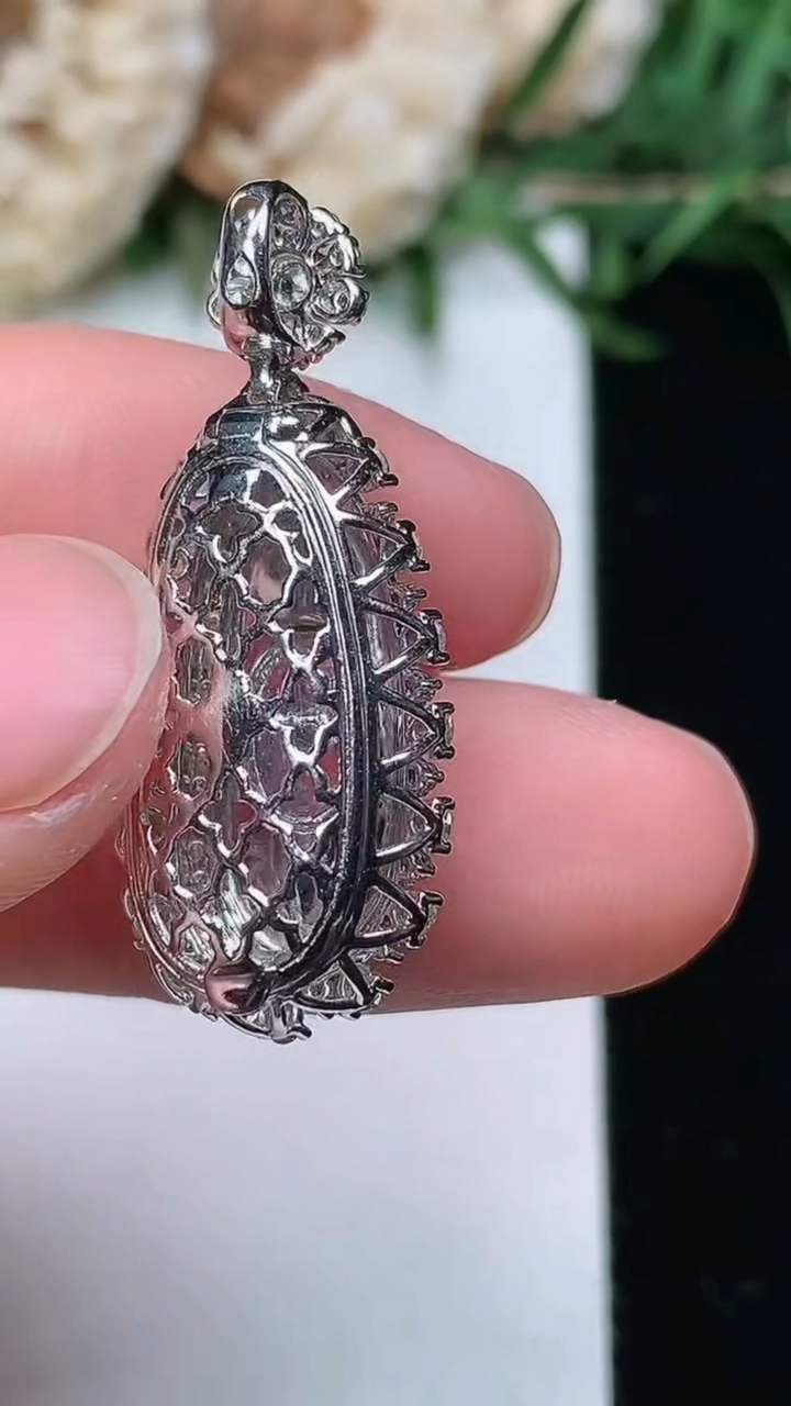 天然A货翡翠福豆吊坠，尺寸30.2-12.7-9.8，裸石17-7，重量:3.44g
3月23日