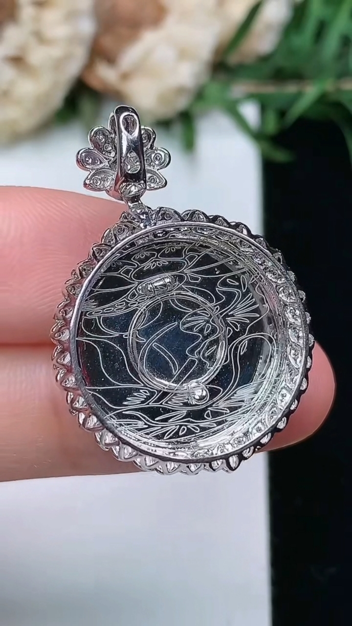 天然A货翡翠无事牌吊坠，尺寸31-21.5-8.3，裸石17.6，重量:4.67g
3月23日