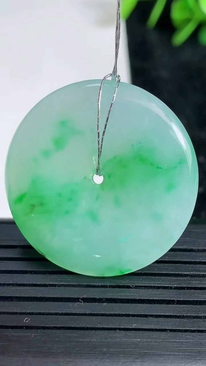 天然A货翡翠平安扣吊坠尺寸31.8-5.4重量:11.46g
3月23日