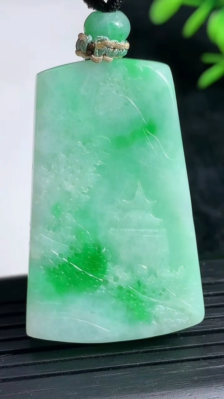 天然A货翡翠山水牌吊坠尺寸42.6-27.4-9.8重量:32.29g
3月23日