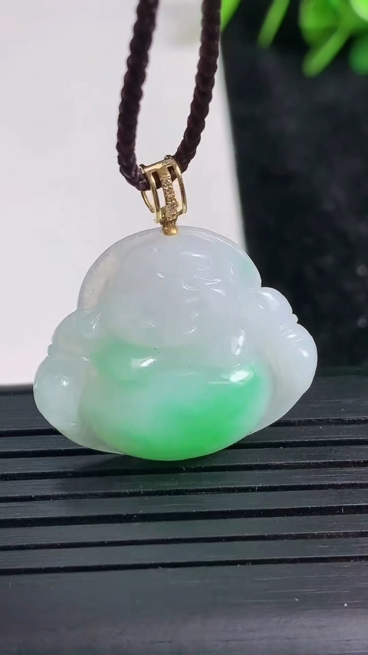 天然A货翡翠佛公吊坠尺寸22.4-26.3-5.5重量:5.00g
3月23日